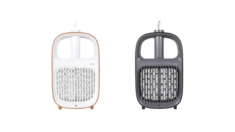 虫取りラケットとUVライトを備えたスタンドのセット