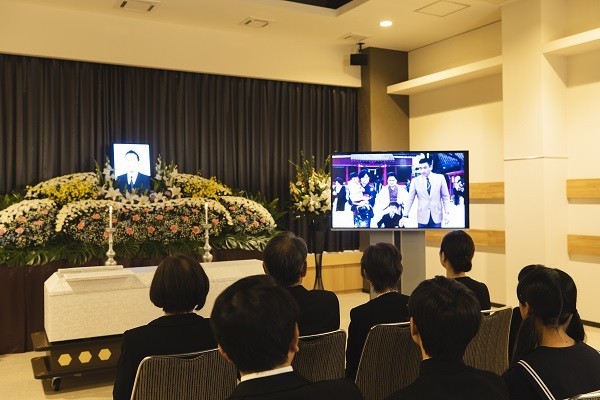 「宗教儀礼に囚われない」新たな供養スタイル　読経・焼香のない葬式、自宅に置ける骨壺