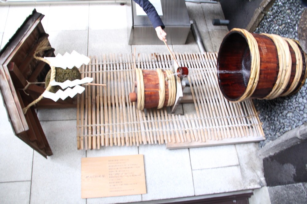 福光屋の裏手にある深井戸水は営業時間（9:00～17:00）内なら、誰でも自由に飲める