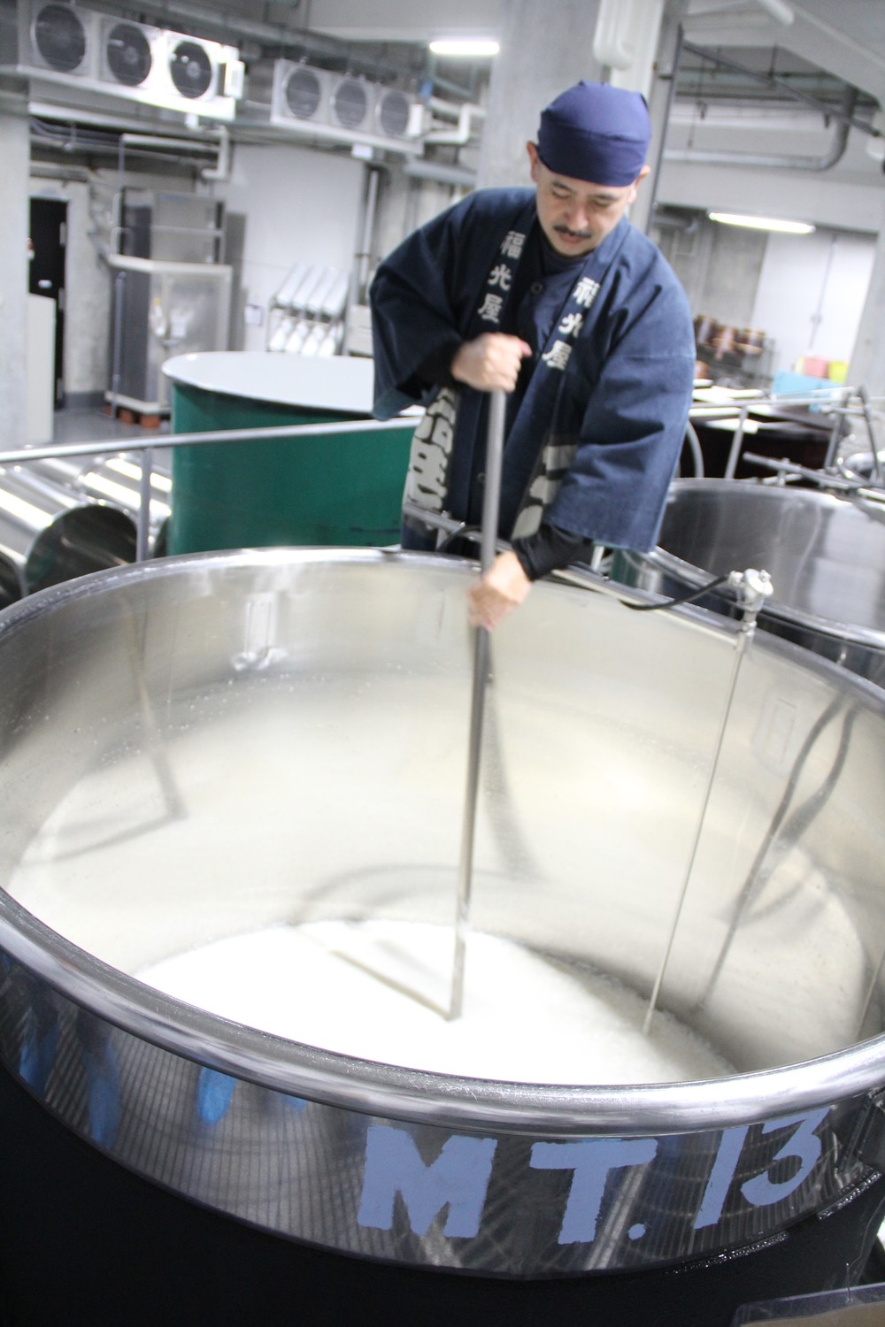 酵母を大量に育てる酒母造り。自然と対話しながら櫂入れする