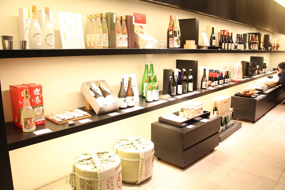 福光屋の店内。試飲した日本酒以外にもたくさんの種類の日本酒や発酵食品、スイーツ、発酵技術を応用した化粧品も並ぶ