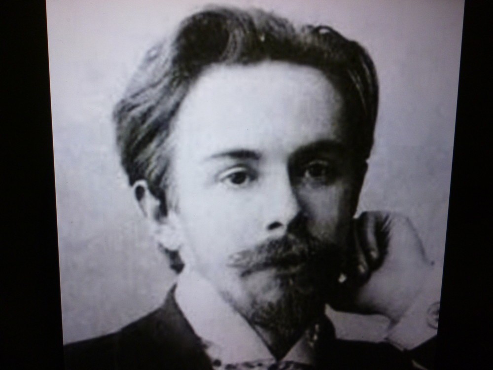 若い時は髪量も豊かで、ひげと髪型が目立つ若きスクリャービンの肖像