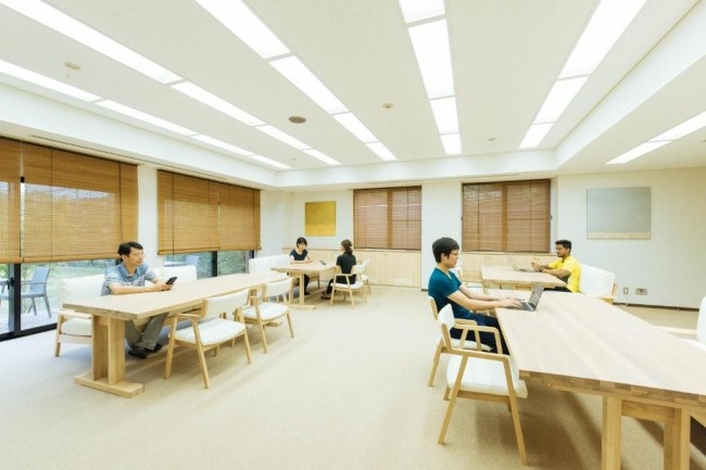 コワーキングスペース併設のホテルでテレワーク　