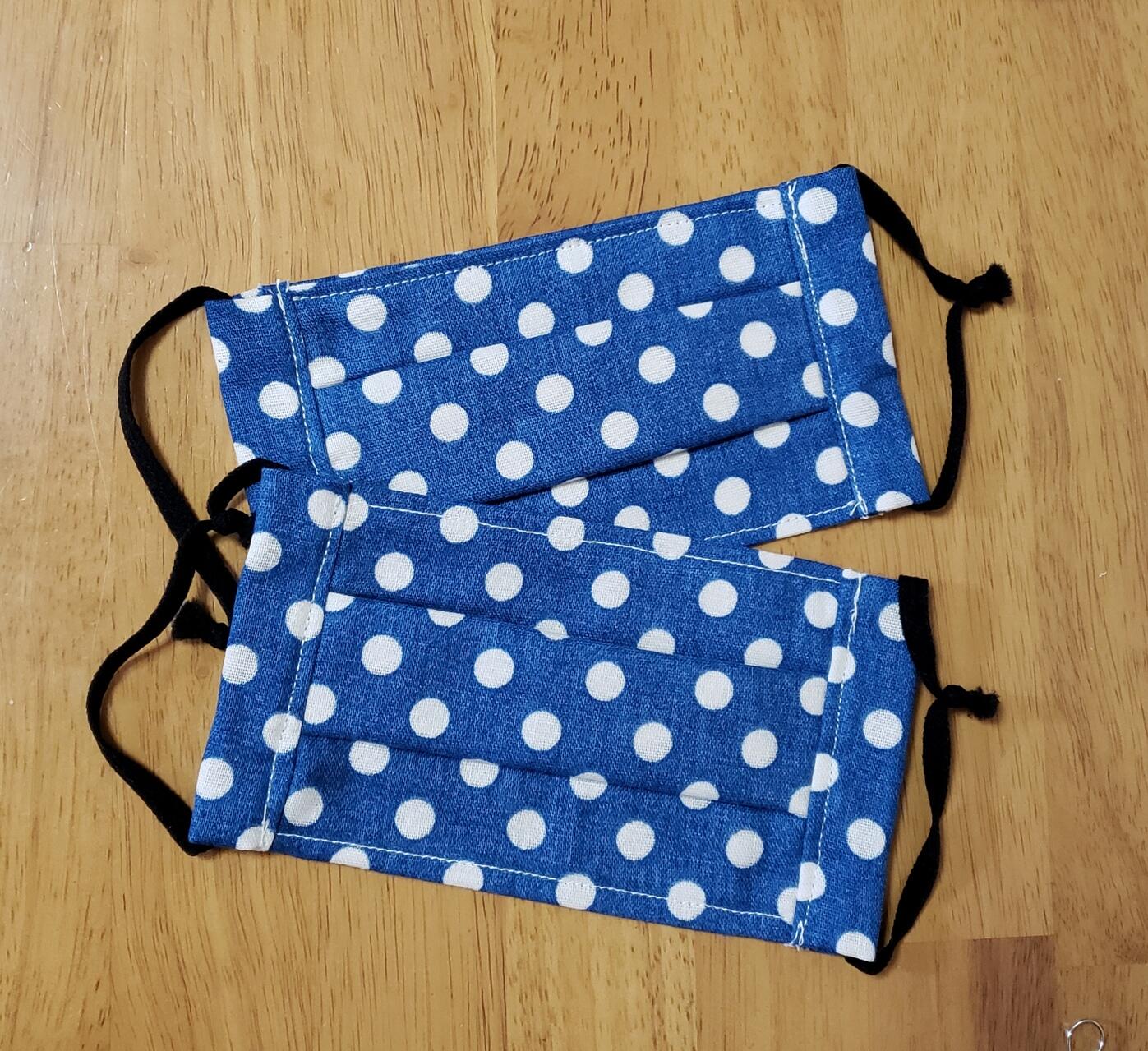 マスク用の手芸資材も手に入りにくい中、手作りの布マスク2枚もつけて販売する（サイズ約7センチ×14センチ）