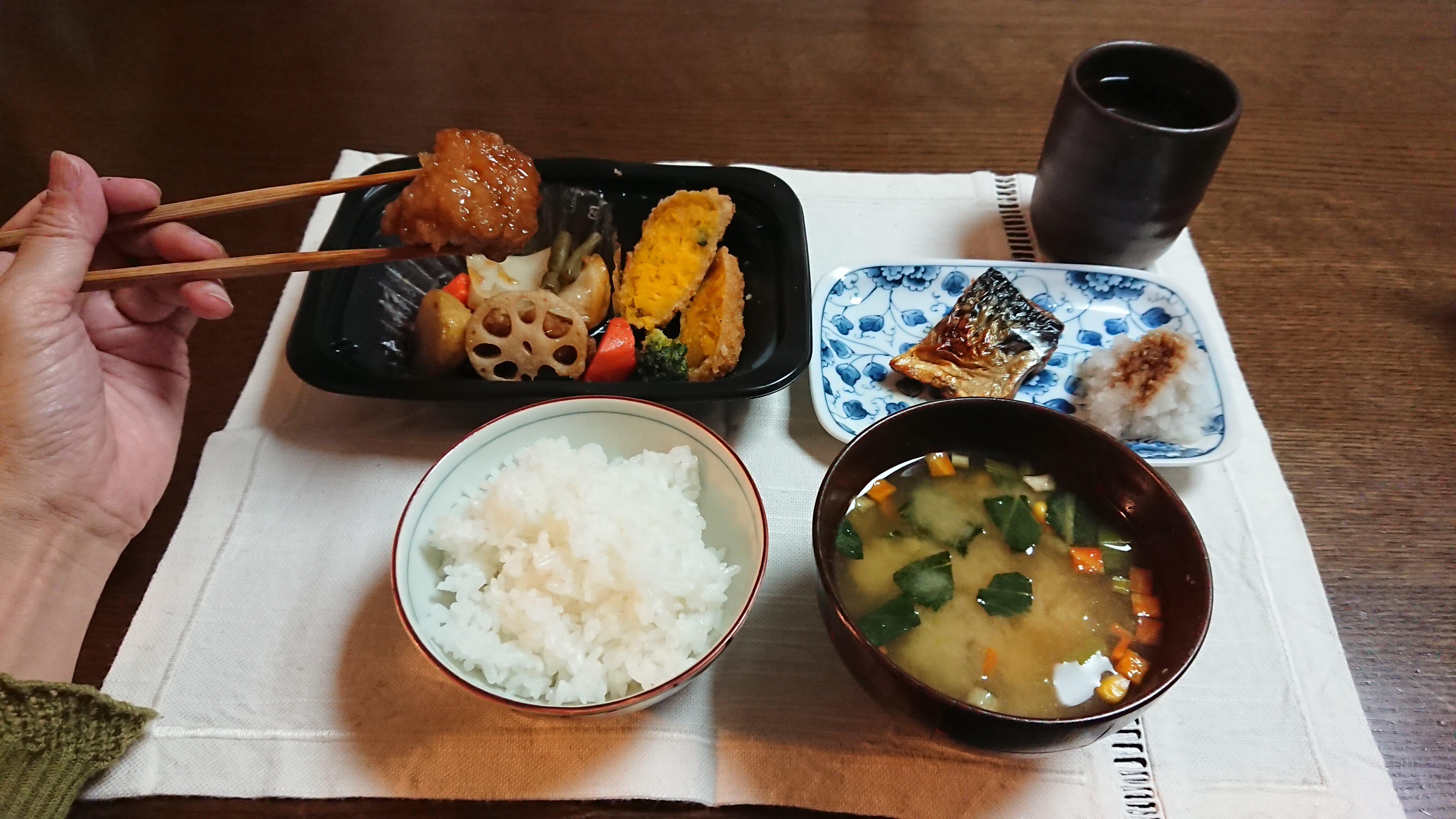 「さばの炭火焼き」「かぼちゃコロッケ」などを試食