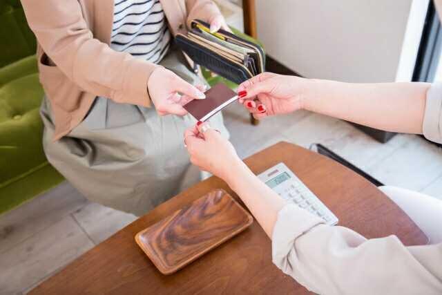 クレジットカード払いをした利用客にカードを返したら、除菌シートでつまんで受け取られ･･･（写真はイメージ）