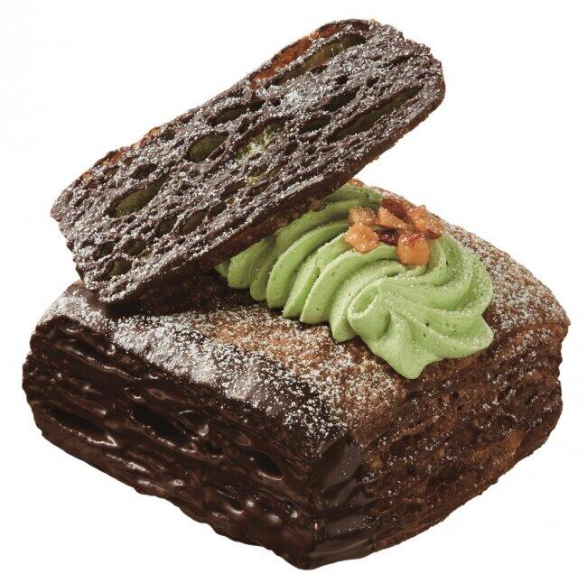 宇治抹茶ホイップとチョコホイップでデコレーション