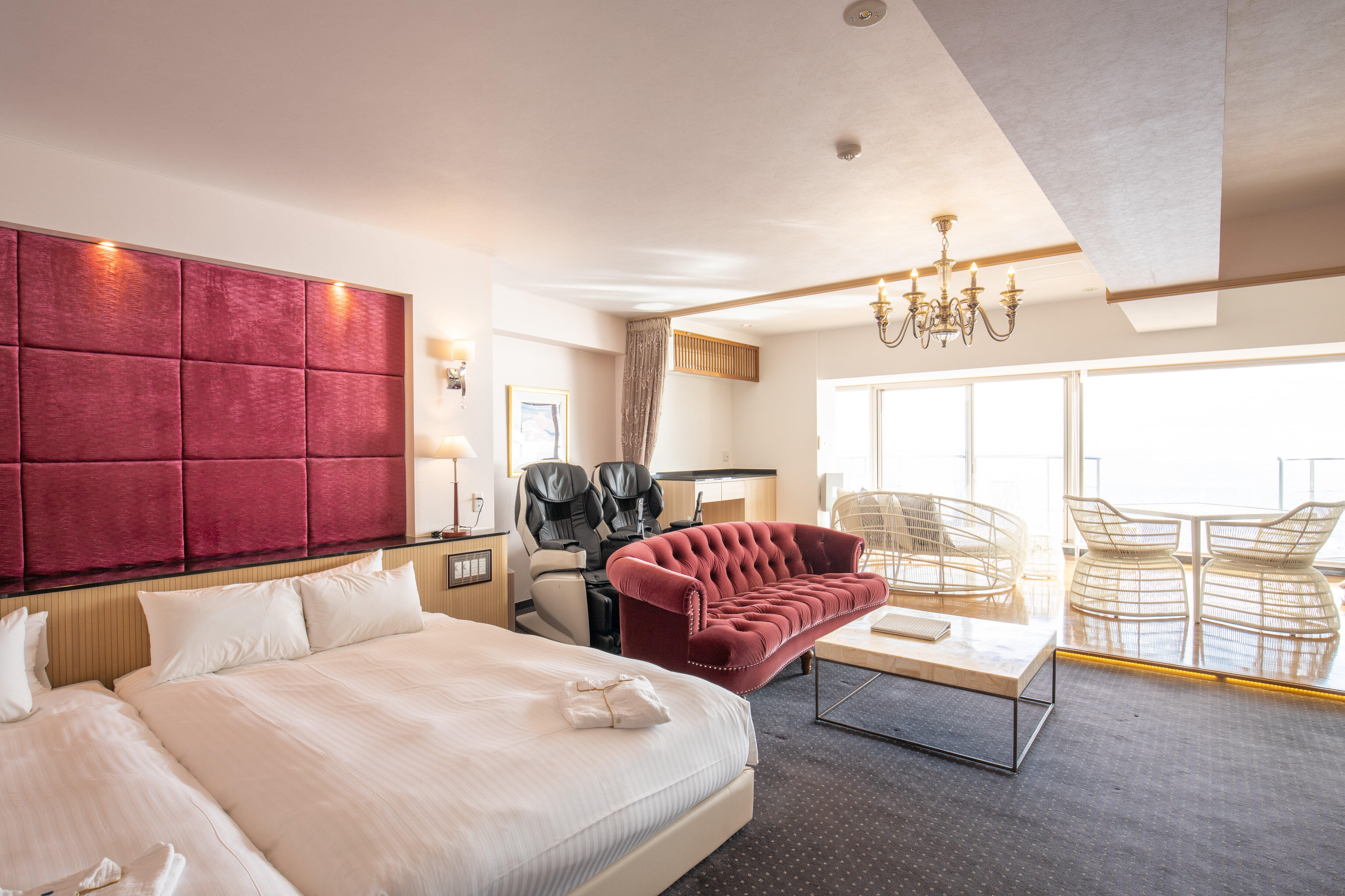 源泉かけ流し、展望温泉付きの客室で3密回避　「ふたりおこもり」プラン