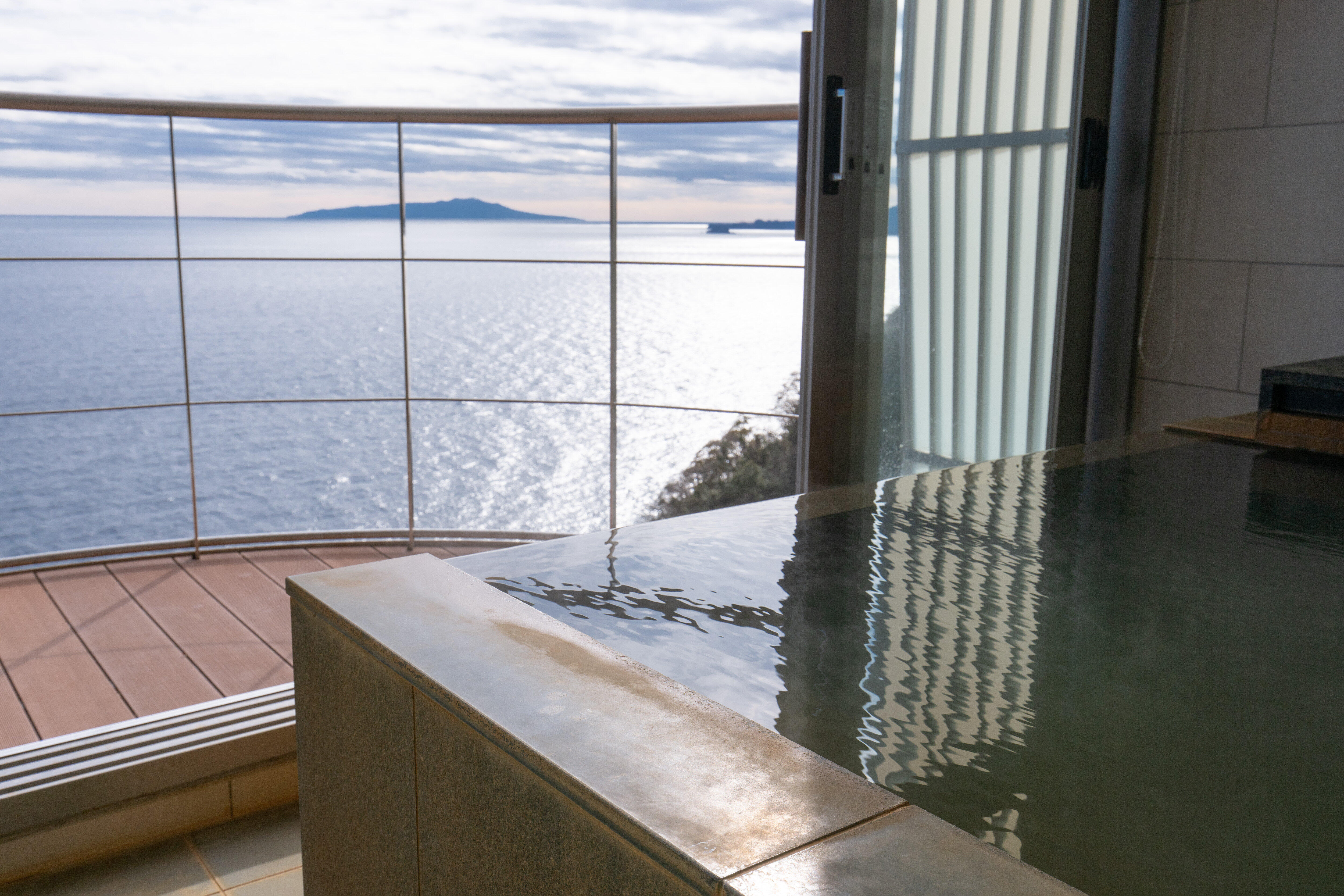 広々とした部屋とおいしい食事でおこもり