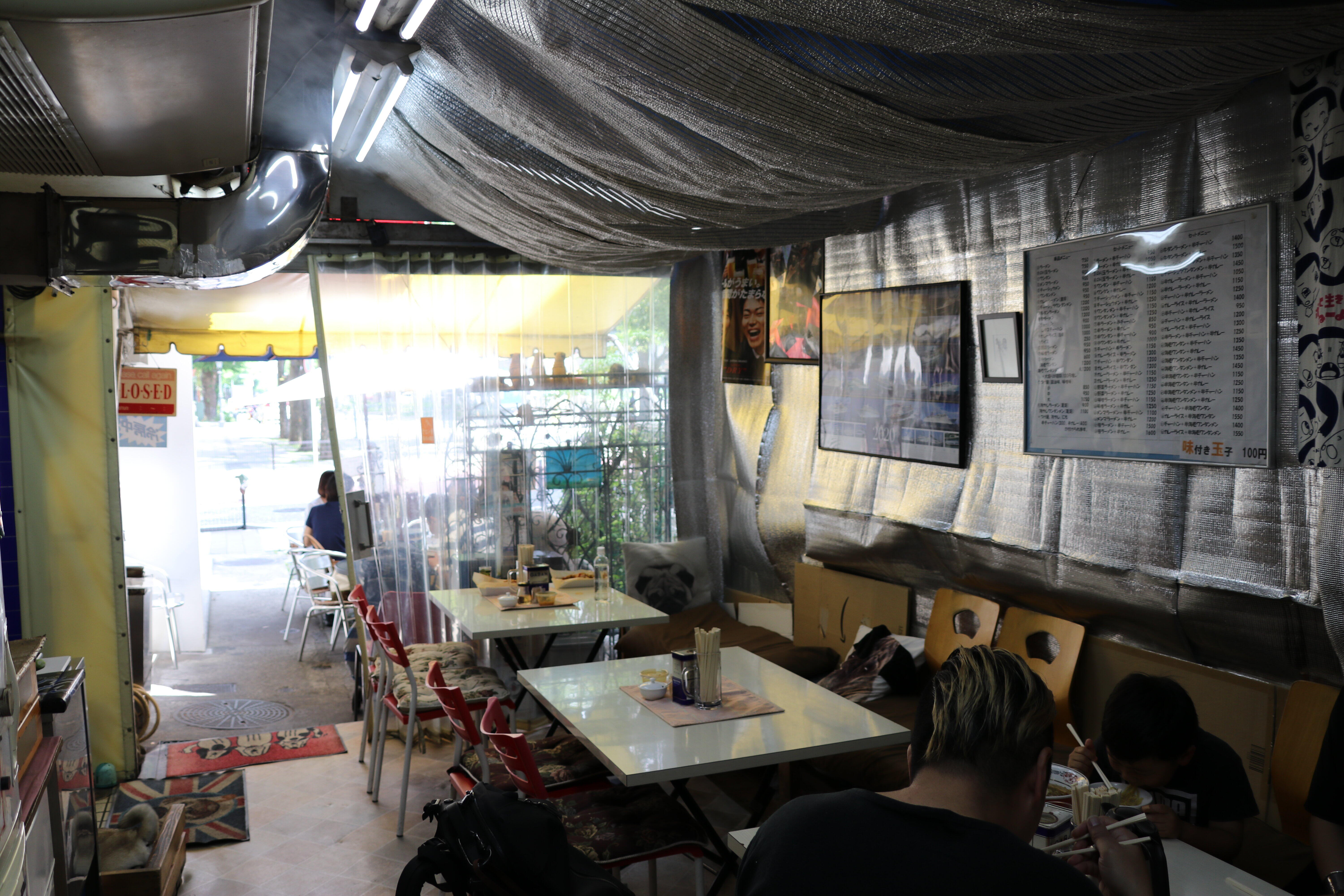 平日の店内。ランチタイムでも客は少ない（2020年５月27日）。