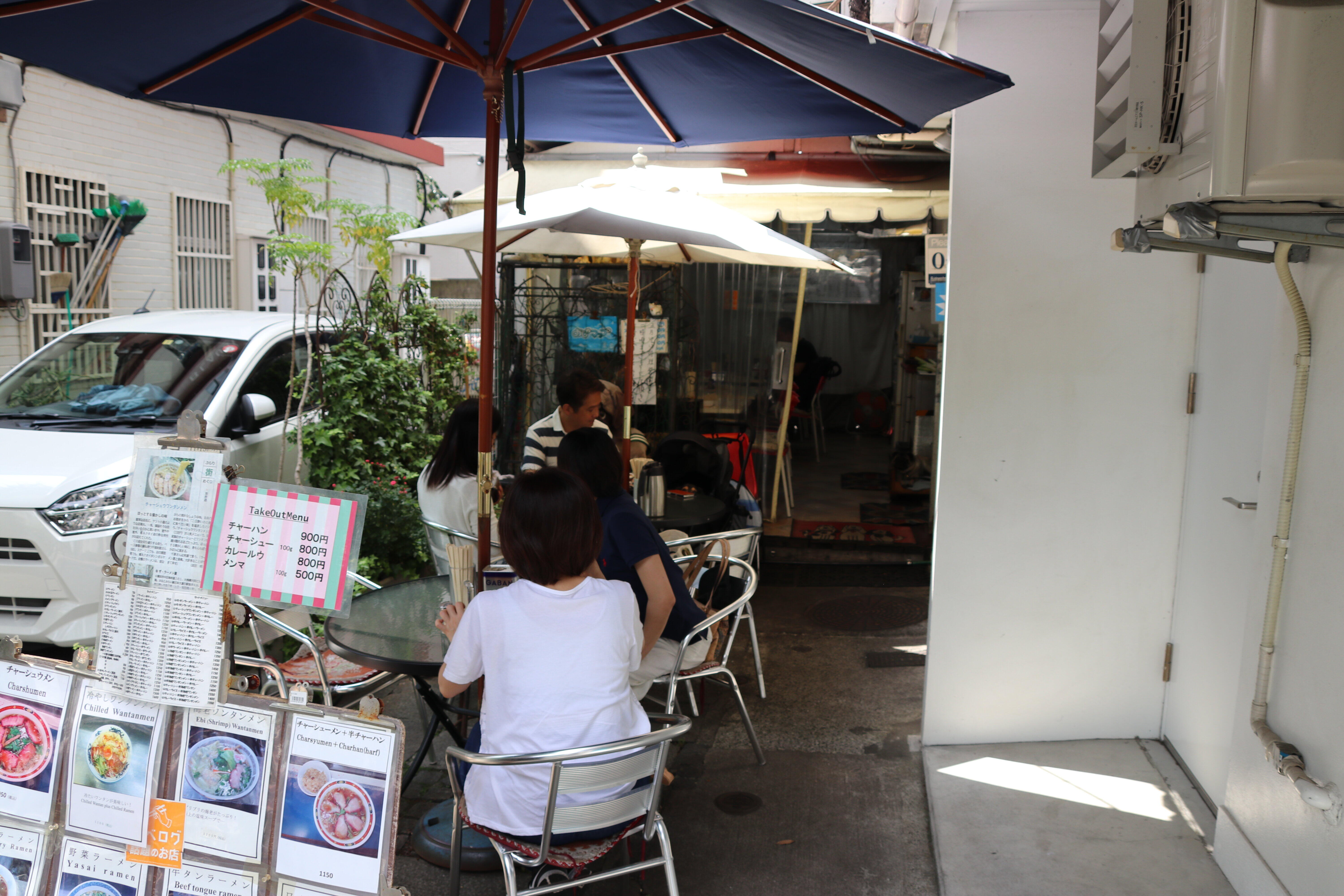 テラス席の様子。天気がよければ埋まるときもある（2020年5月27日）。