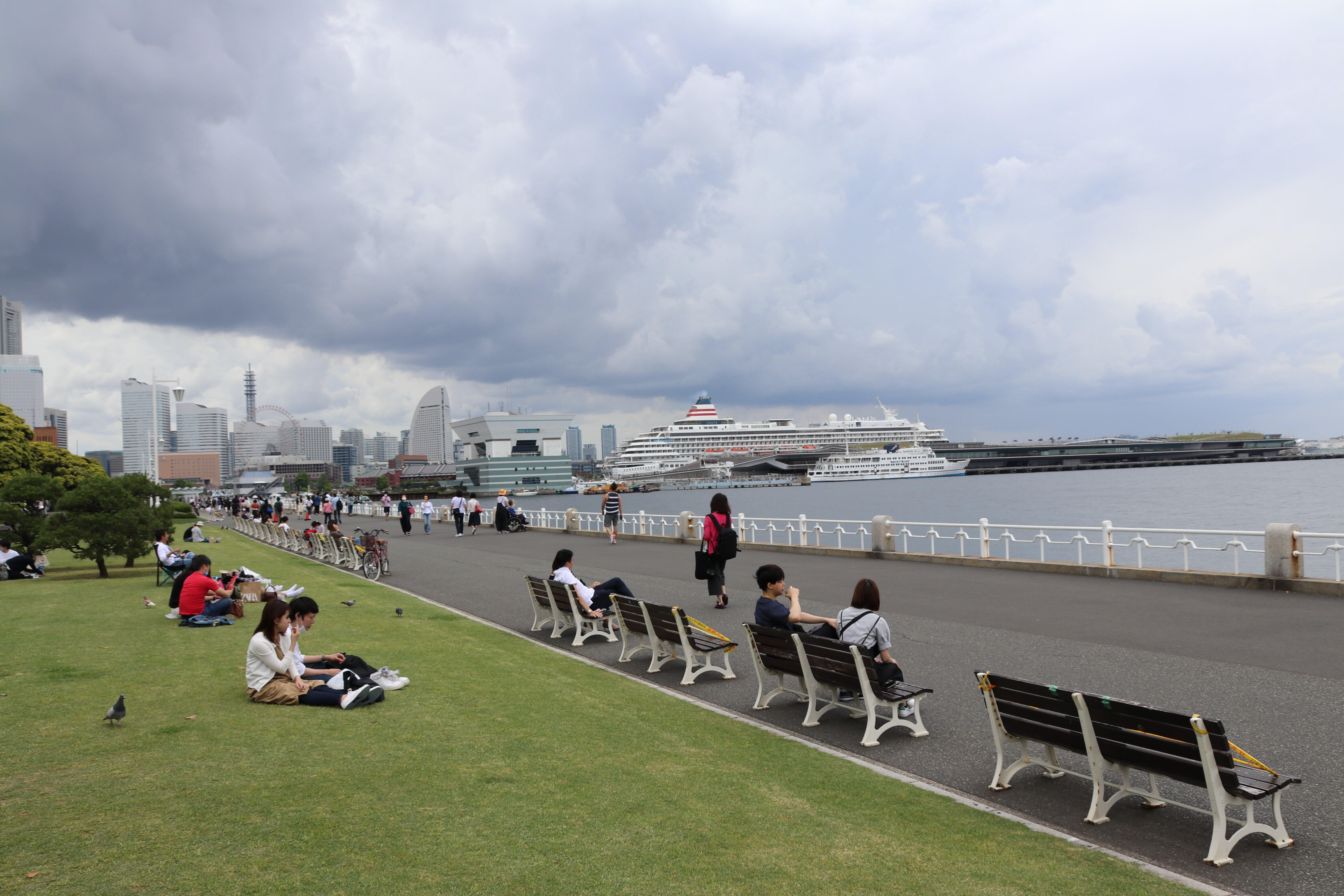 休日の山下公園。人は増えたが、平時と比べるとかなり少ない（2020年5月31日）。
