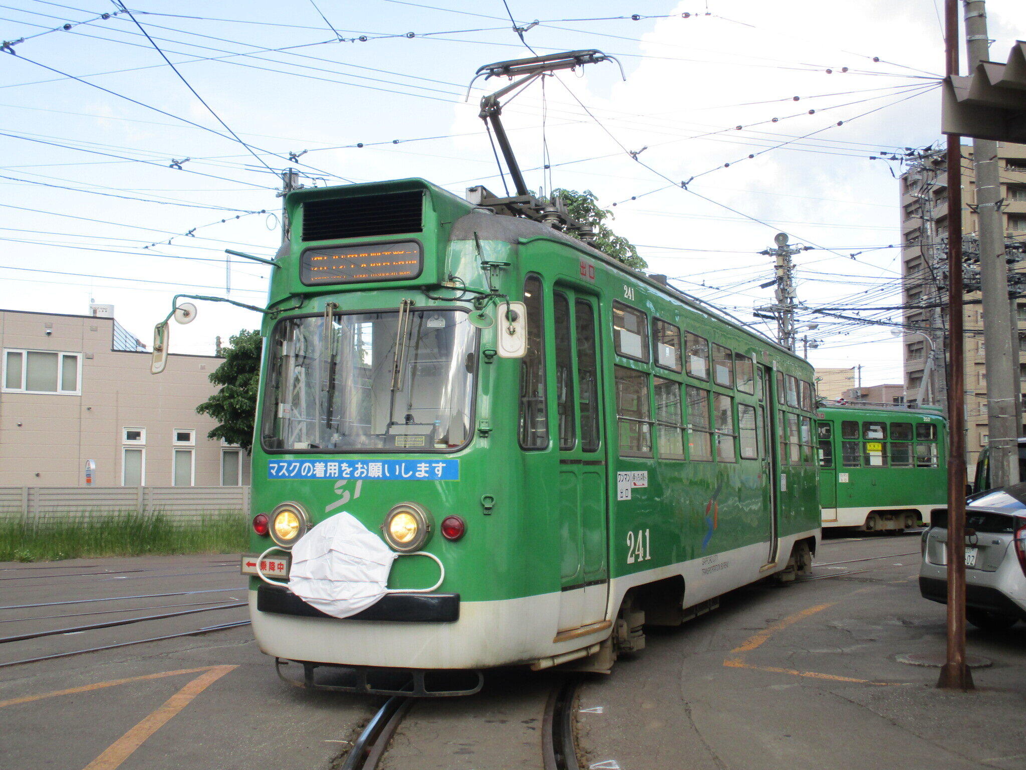 札幌市電がマスク着けて走ってる！　お目にかかれたら超ラッキーな路面電車