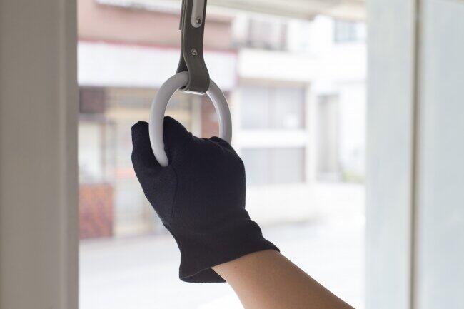 手につけるマスクの新色ブラック