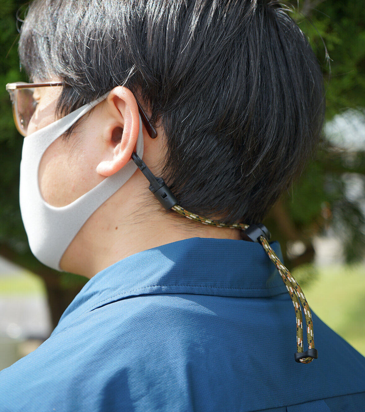 マスク着用時には頭の後ろで固定して使用可能