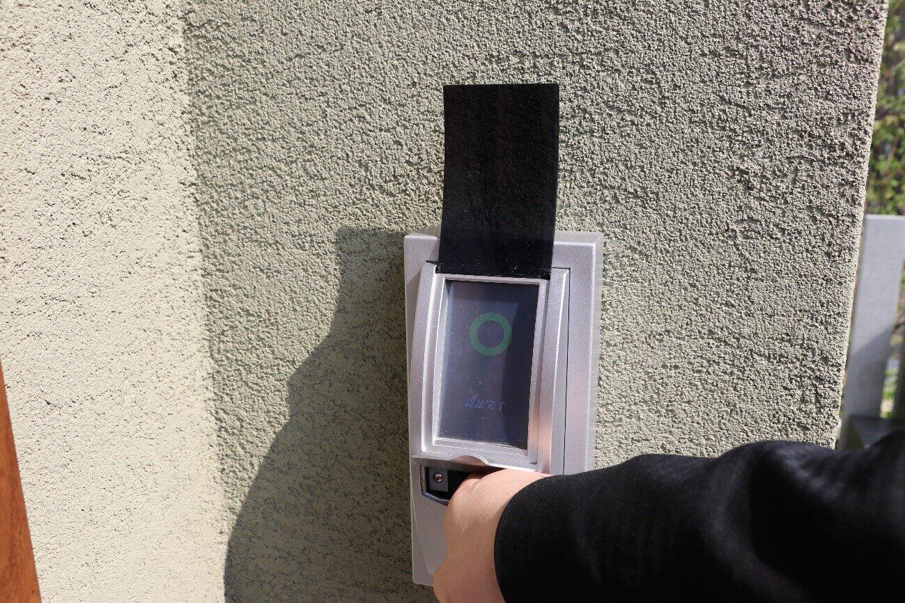 「血流認証式電気錠」。最大で指20本分の血流パターンを登録できるという