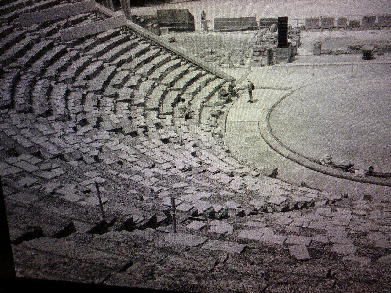 音楽が演劇等とともに演奏されていた古代ギリシャの劇場。しかし楽譜が存在せずそれがどんな音楽だったかは今となってはわからない