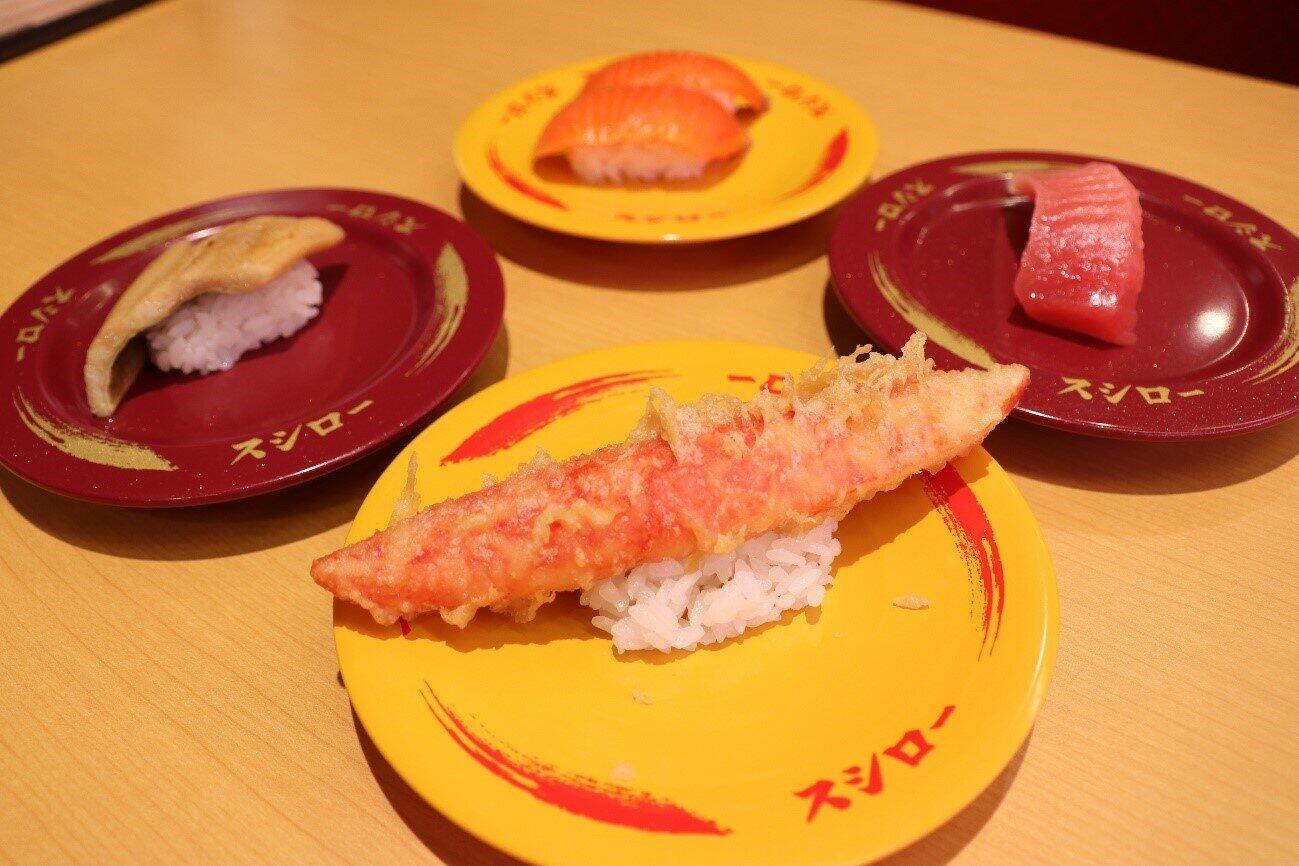 「どでかネタ祭り」の4種。写真手前に「ジャンボかにカマ天にぎり」。
