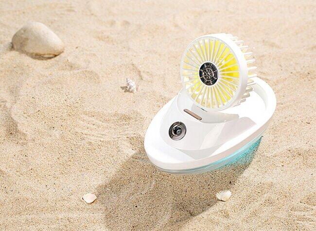 夏にぴったりなヨット型のミニ扇風機　ミスト機能で温度を下げ、肌も保湿