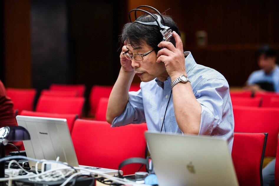 この日は、午前8時からピアノの調律で始まり、午前中はAVシステムのセッティング。午後から各演奏家のリハーサルが16時まで続いた。ACMP代表として、入念なチェックをする。