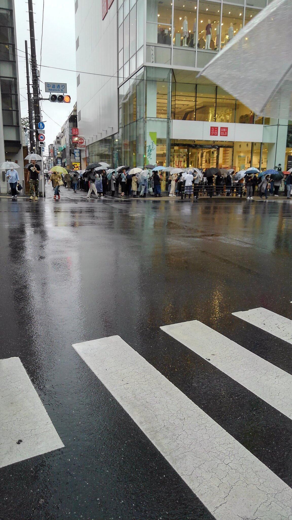 雨天のなか、傘をさして並ぶ人々も（さ　と　ぅさん提供）
