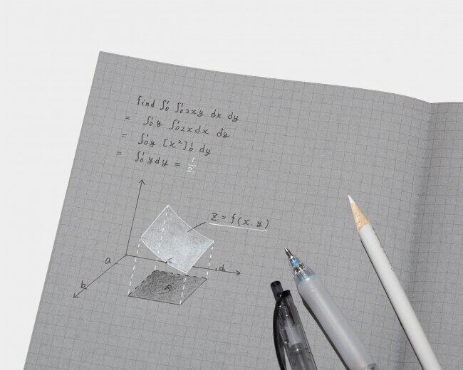 文字の明暗を使い分ける「白と黒で書くノート」