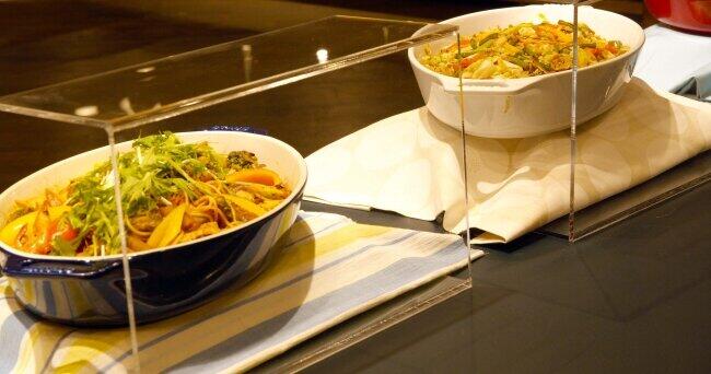 料理の周りに飛沫感染防止カバーをつける