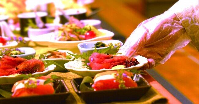 料理はあらかじめ小皿で取り分けるように