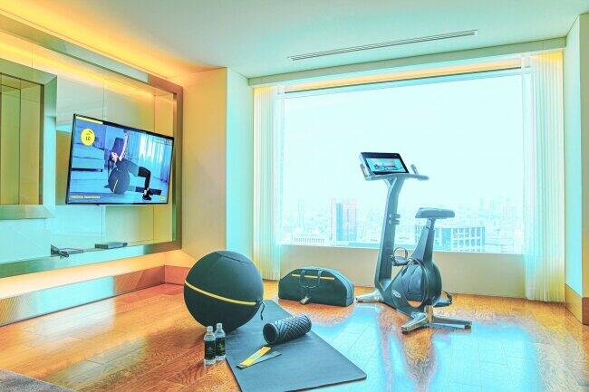 地上約180メートルの客室がプライベートなフィットネスルームに