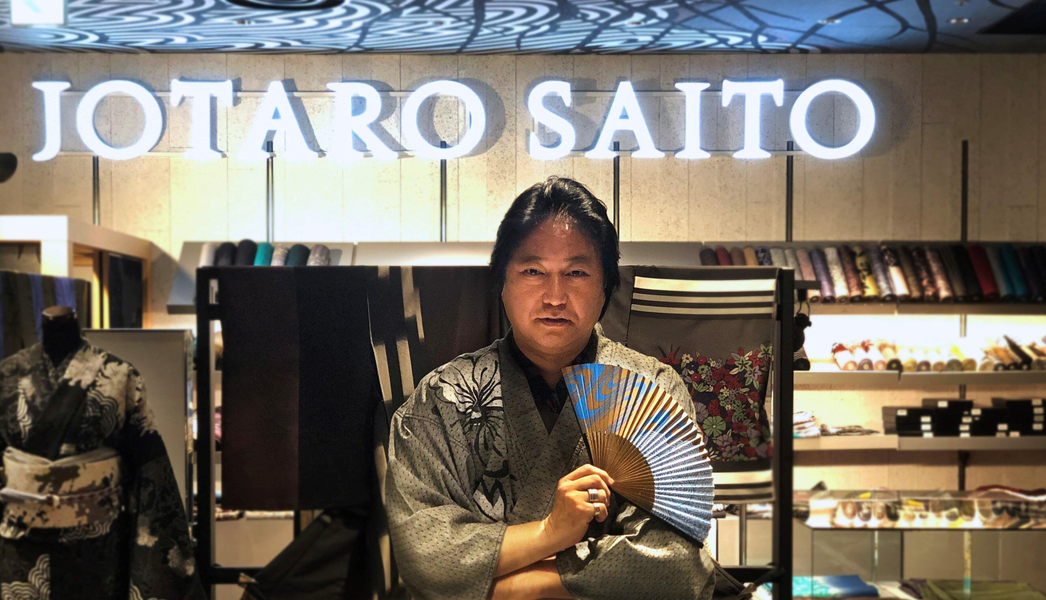 グッズを手掛けたキモノデザイナーの斉藤上太郎氏