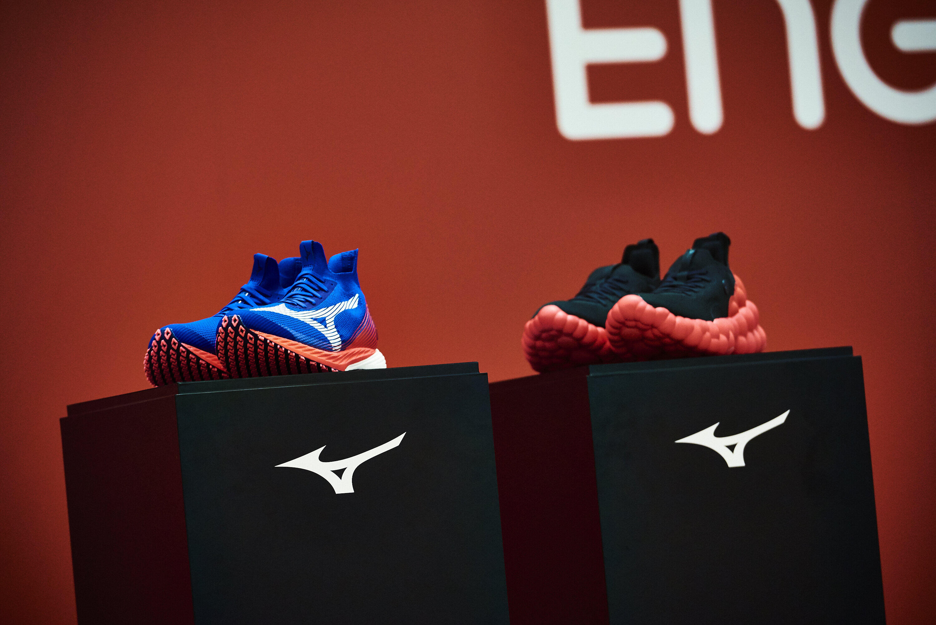 発表された新作シューズ「WAVE DUEL NEO」（左）と「THE MIZUNO ENERZY」