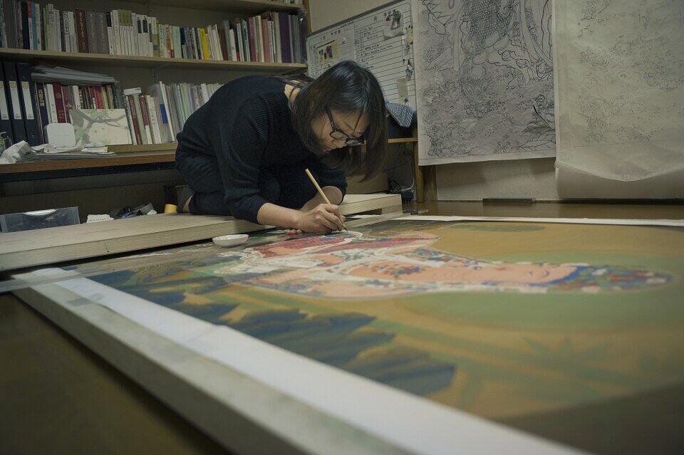 深夜12時ぐらいから描き始め、明け方の3時～5時が一番集中できる時間帯。
顔料によって粒子が違う。描いていない時は、絵具の調合、微妙な色の調整に時間を使う。