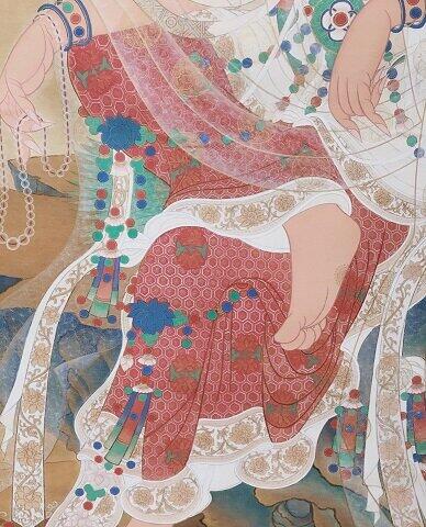 ほとんどの高麗仏画は織目の粗い絵絹に描かれ、絹の裏側に白色と赤系の顔料が用いられて厚手の裏彩色が施されている。表側には天然の岩を砕いて作った岩絵具で彩色されている。（撮影/金慧印）