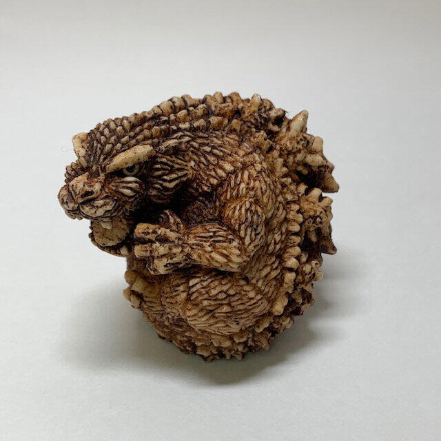 「ゴジラ」やウルトラ怪獣デザイン　提げ物を帯に引っ掛ける「根付」