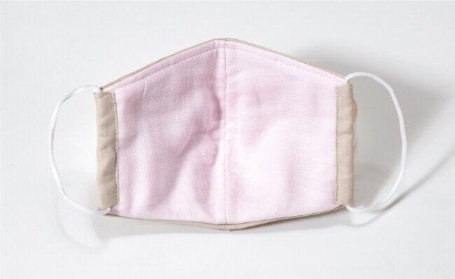 内側には薄ピンクのガーゼ生地が使われている