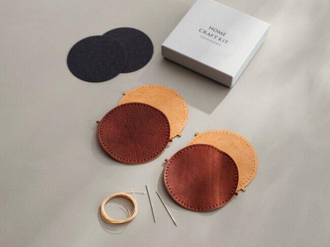 コースター2枚分の材料とツールがセットに　自宅で革小物をハンドメイド