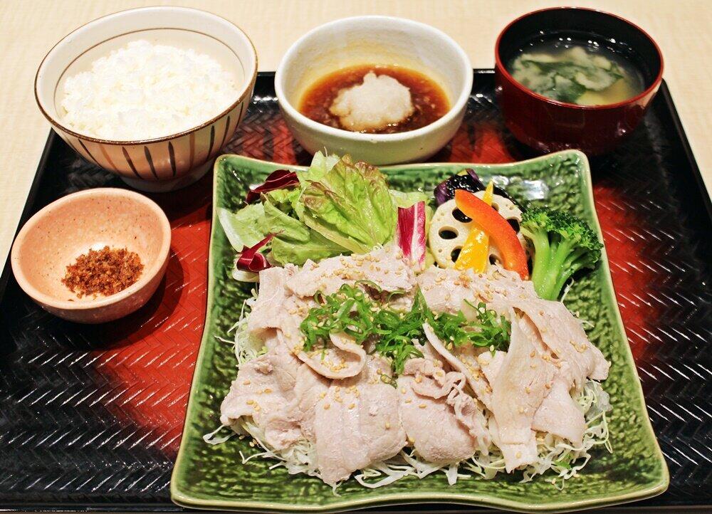 大戸屋から夏にサッパリ「豚しゃぶサラダ定食」　肉と緑黄色野菜がたっぷり