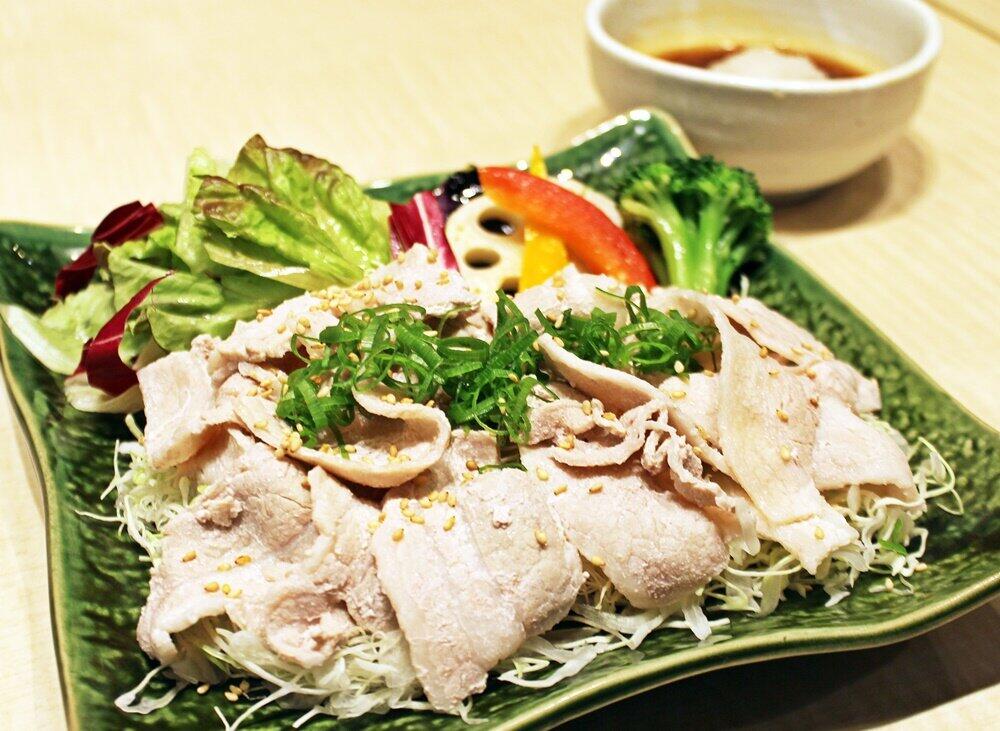 野菜と豚肉がたっぷり盛られている