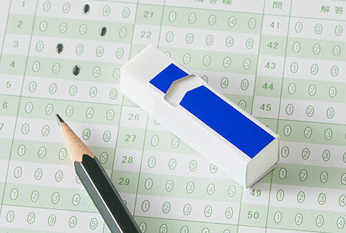 穴あきケースですべりを防止　「エアイン」シリーズ「試験用消しゴム」