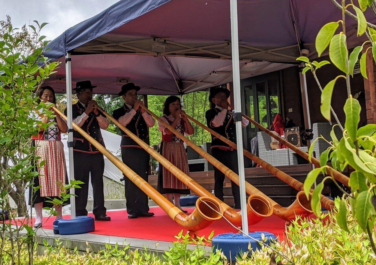 オープンセレモニーで行われたアルプホルンの生演奏