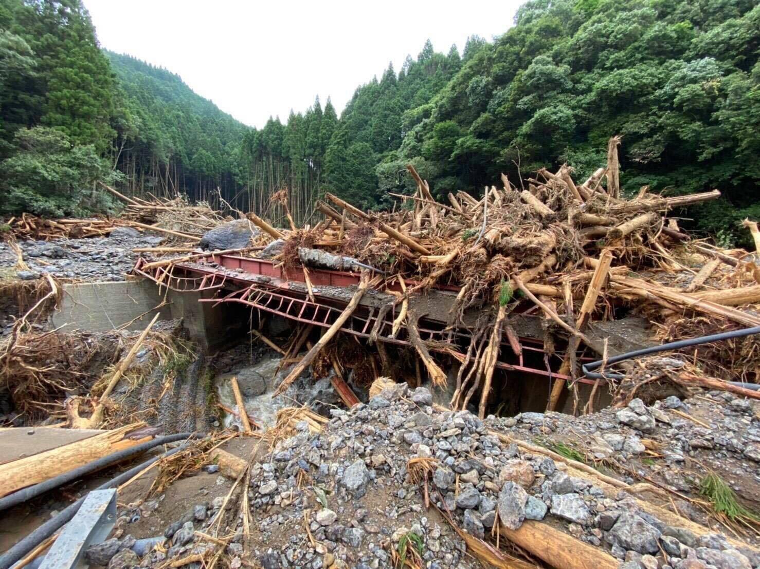 熊本県八代市坂本町。崩落した深水橋、坂本駅付近（7月5日）