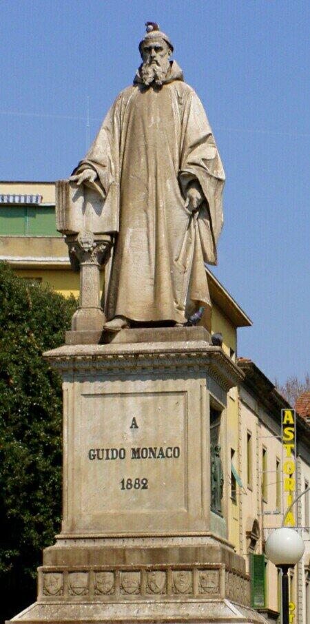 アレッツォの街に立つグイードの銅像。本名はグイード・モナコである。「アレッツォのグイード」と呼ばれるのは、レオナルド村のダ・ヴィンチなどと同じであるが、彼の発明も、音楽に大きな影響を与えた