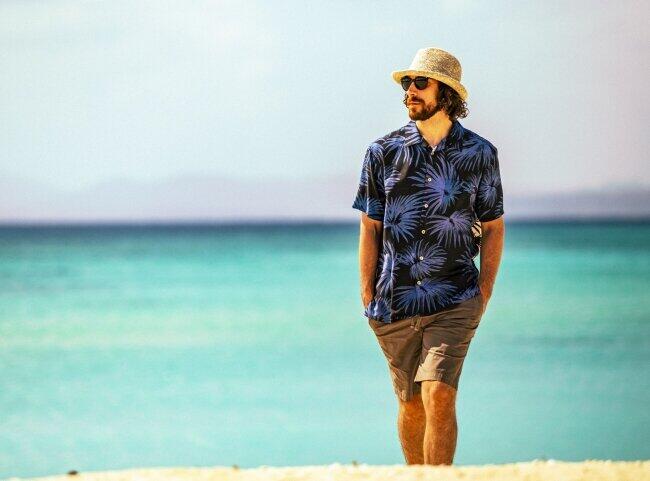 愛くるしいミッキーマウスをあしらったアロハシャツ