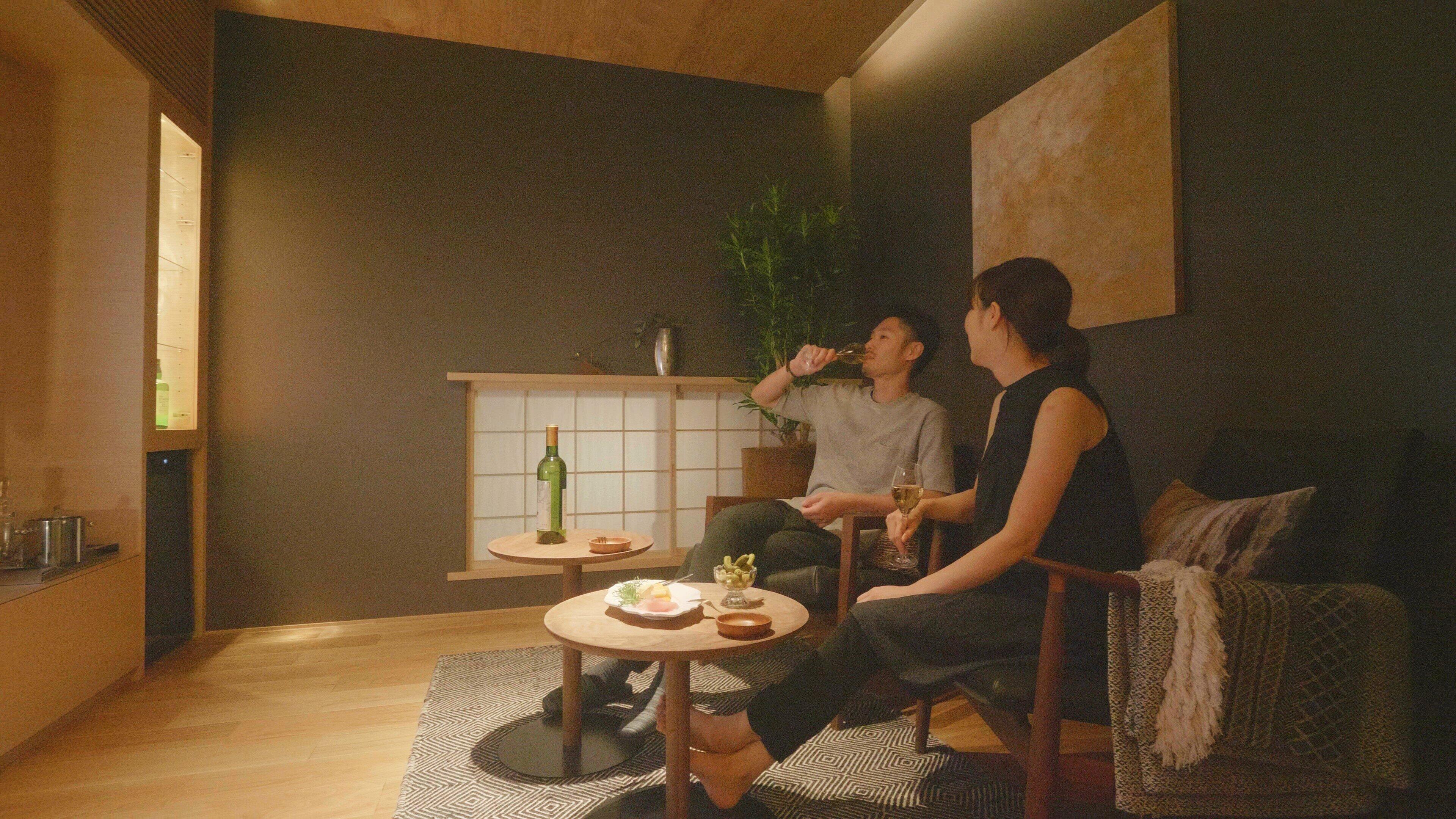 「うちdeバル」の例。照明や家具などで、隠れ家バーのような「非日常感」を演出。