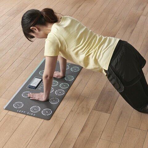 スマホアプリの指示通りに手を置き、体幹が鍛えられる「プランクトレーニングマット」