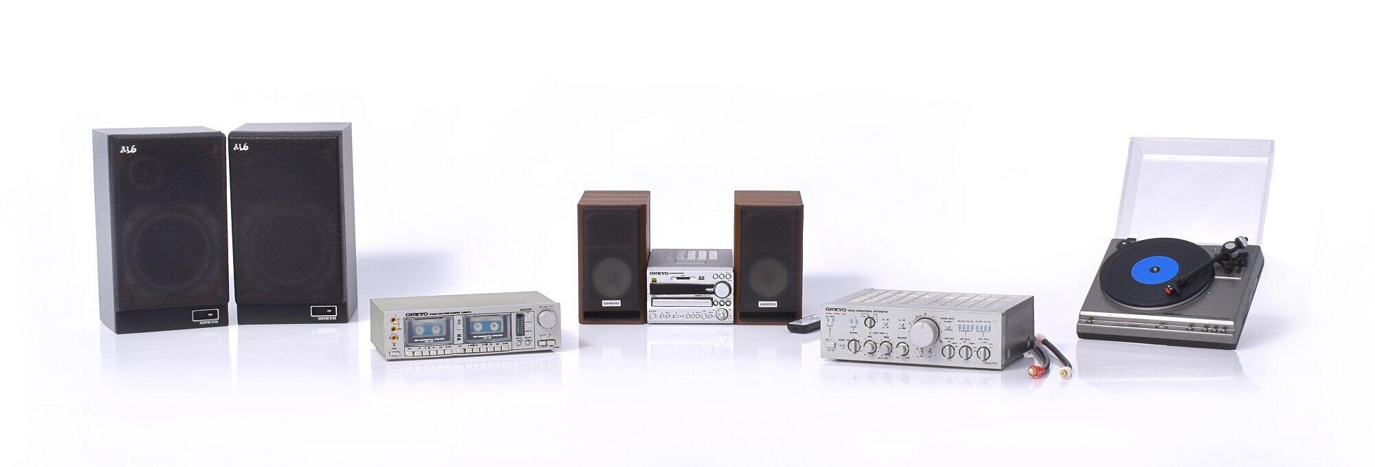 「ONKYO」完全監修　歴代オーディオ機器がミニチュアフィギュアに