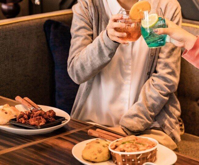 ケーキ、花、スパークリングワインでお祝い