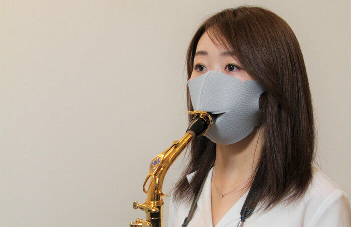 マスクの開口部から管楽器をくわえて演奏できる