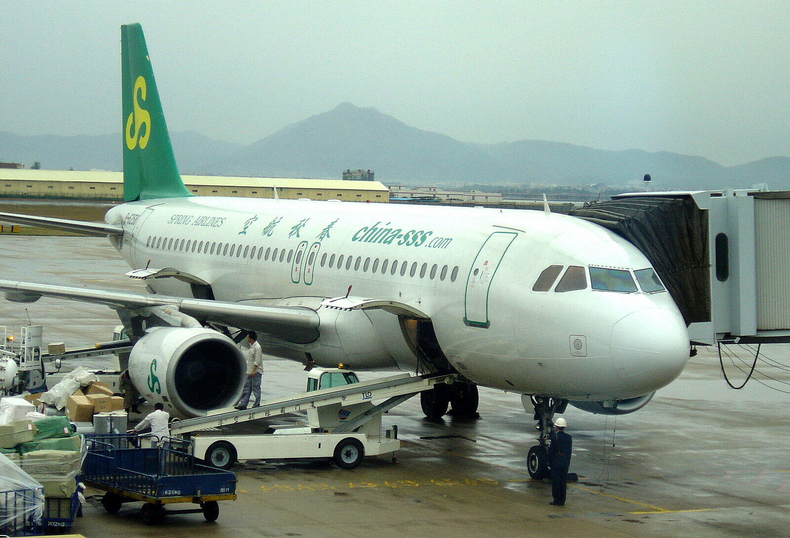 春秋航空の航空機（写真はウィキメディアコモンズより。記事中の航空便ではありません）