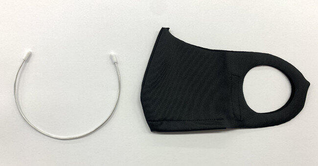 あごの部分にワイヤーが取り付けられている